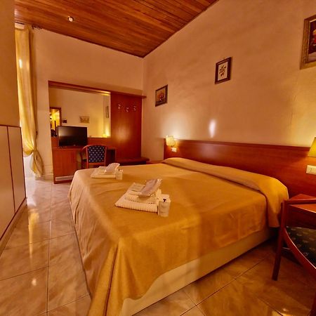 רומא Hotel Azzurra מראה חיצוני תמונה