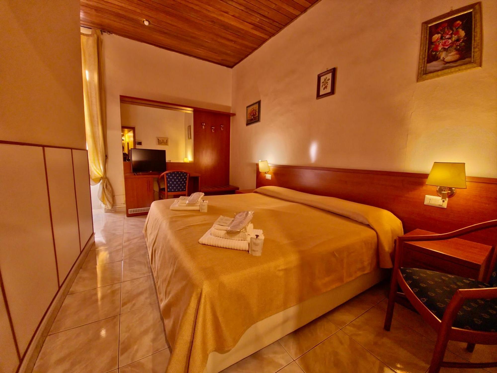 רומא Hotel Azzurra מראה חיצוני תמונה